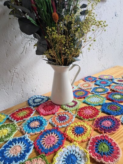 Häkelanleitung für einen sommerlichen Tischläufer aus Blumen