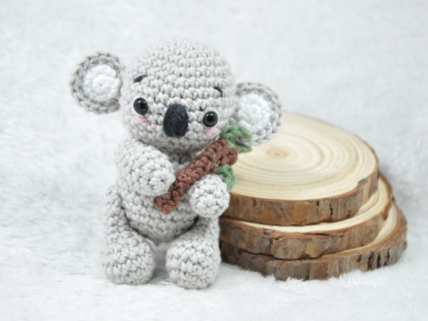 Häkelanleitung kleiner Koala mit Eukalyptus