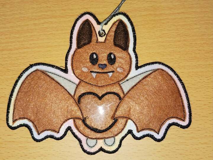 ITH Fledermaus – Süße Stickdatei mit Versteck für kleine Überraschungen