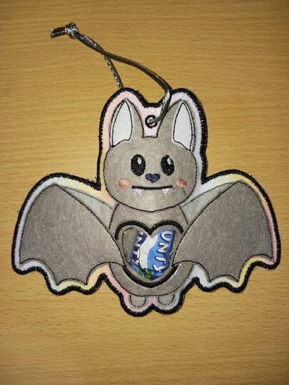 ITH Fledermaus – Süße Stickdatei mit Versteck für kleine Überraschungen
