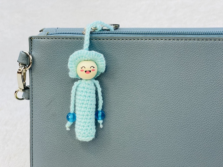Häkelanleitung Puppen Schlüsselanhänger, ⁠Mini-Puppen-Glücksbringer 9 cm⁠