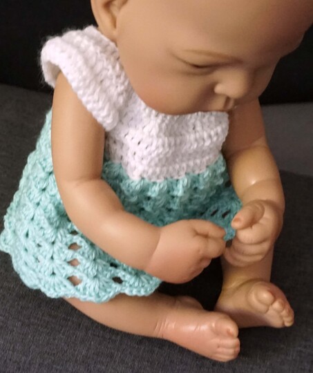 Häkelanleitung für das Puppenkleid Ocean Vibes