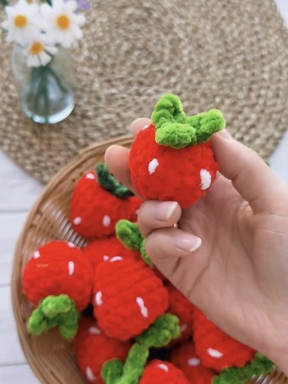 Mini-Erdbeere häkeln – kostenlose Anleitung für Anfänger
