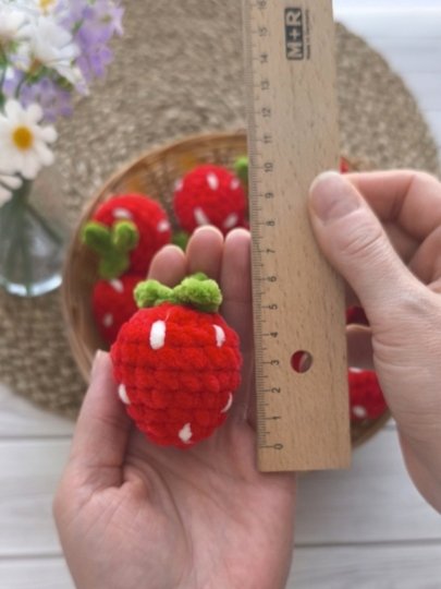 Mini-Erdbeere häkeln – kostenlose Anleitung für Anfänger