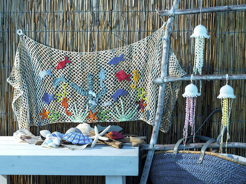 Ins Netz gegangen, Strandmotiv, gehäkelt
