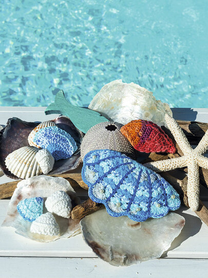 Ins Netz gegangen, Strandmotiv, gehäkelt