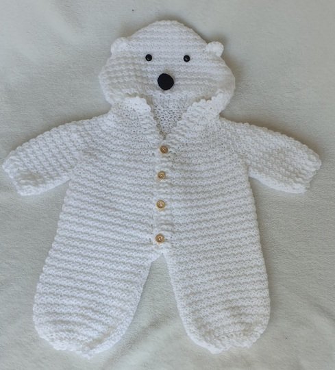 Häkelanleitung Kuschel-Anzug „Eisbär Stitchy“ für Babys (Gr. 50-92)