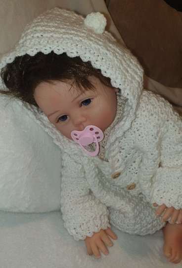 Häkelanleitung Kuschel-Anzug „Eisbär Stitchy“ für Babys (Gr. 50-92)
