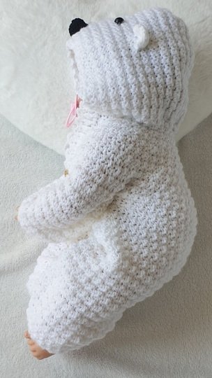 Häkelanleitung Kuschel-Anzug „Eisbär Stitchy“ für Babys (Gr. 50-92)