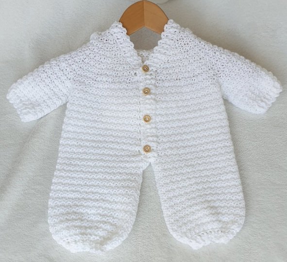 Häkelanleitung Kuschel-Anzug „Eisbär Stitchy“ für Babys (Gr. 50-92)