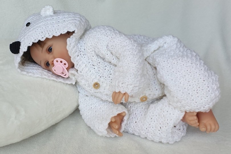 Häkelanleitung Kuschel-Anzug „Eisbär Stitchy“ für Babys (Gr. 50-92)