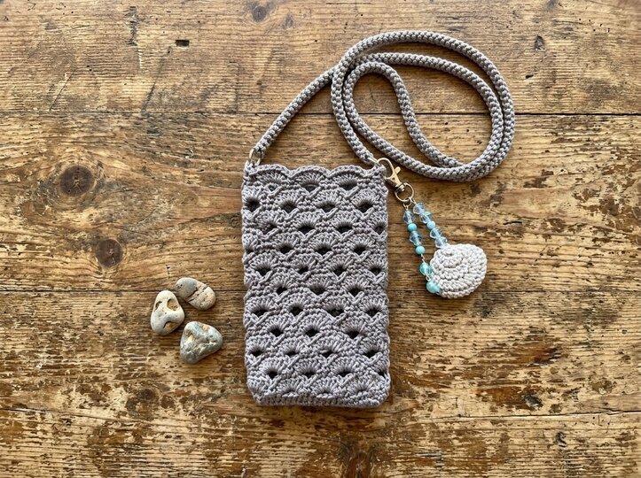 Häkelanleitung Muschelzauber – Handytasche mit Muschel-Anhänger
