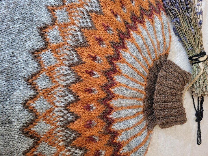 Strickanleitung Islandpullover „Alfheidur Autumn Witch“ | Ístex Léttlopi