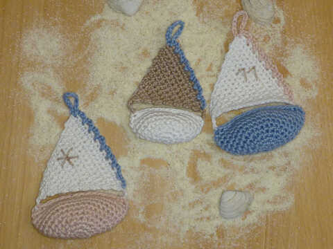 Crochet pattern pendant sailboat for maritime decoration