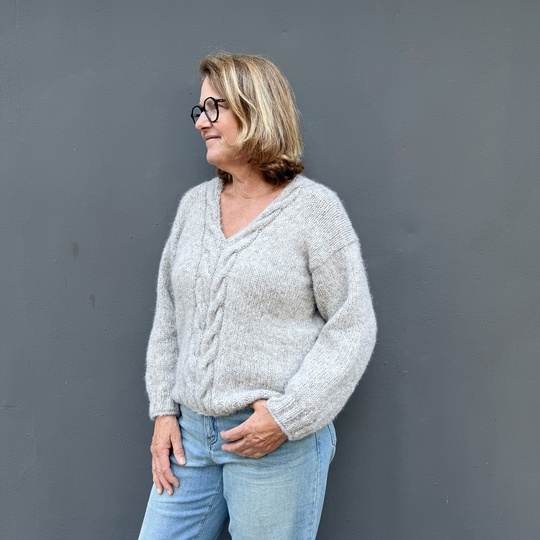 Strickanleitung Pullover Maren mit V-Ausschnitt und Zopfmuster PDF