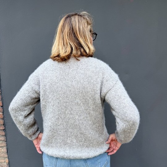 Strickanleitung Pullover Maren mit V-Ausschnitt und Zopfmuster PDF