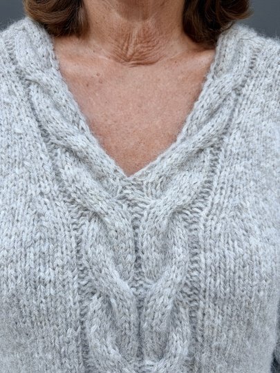 Strickanleitung Pullover Maren mit V-Ausschnitt und Zopfmuster PDF