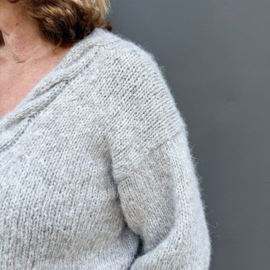 Strickanleitung Pullover Maren mit V-Ausschnitt und Zopfmuster PDF