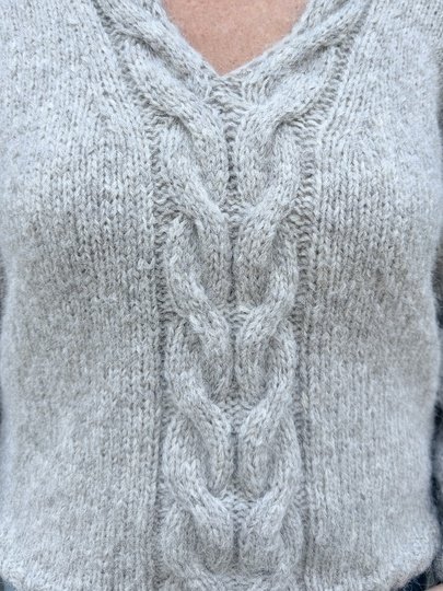 Strickanleitung Pullover Maren mit V-Ausschnitt und Zopfmuster PDF