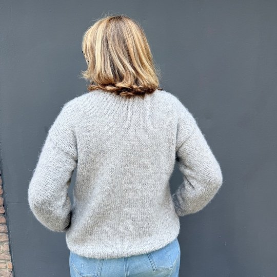 Strickanleitung Pullover Maren mit V-Ausschnitt und Zopfmuster PDF