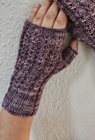 Elsie - elegante Rippen-Stulpen, gestrickt (fingerlose Handschuhe)