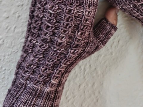 Elsie - elegante Rippen-Stulpen, gestrickt (fingerlose Handschuhe)
