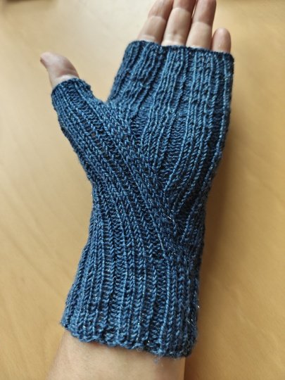 Elsie - elegante Rippen-Stulpen, gestrickt (fingerlose Handschuhe)