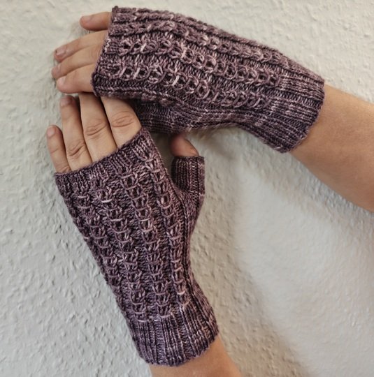 Elsie - elegante Rippen-Stulpen, gestrickt (fingerlose Handschuhe)