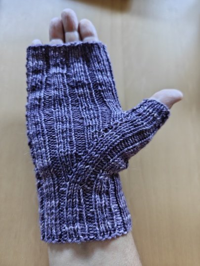 Elsie - elegante Rippen-Stulpen, gestrickt (fingerlose Handschuhe)