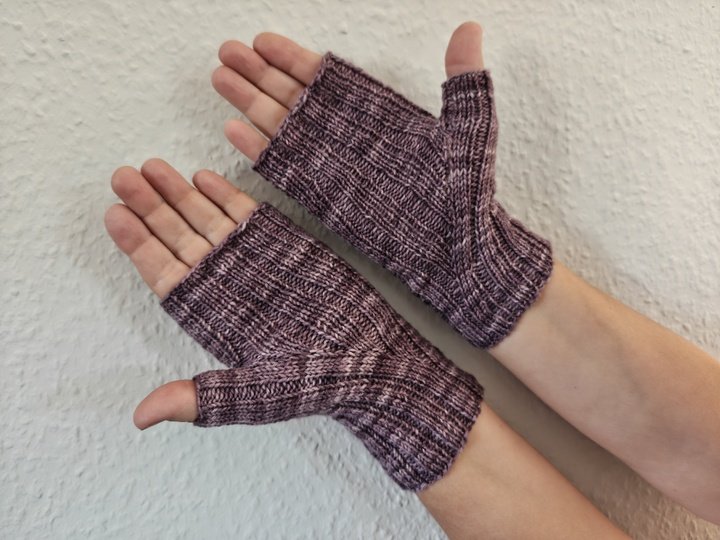 Elsie - elegante Rippen-Stulpen, gestrickt (fingerlose Handschuhe)