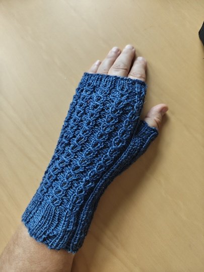 Elsie - elegante Rippen-Stulpen, gestrickt (fingerlose Handschuhe)
