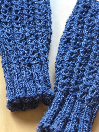 Elsie - elegante Rippen-Stulpen, gestrickt (fingerlose Handschuhe)