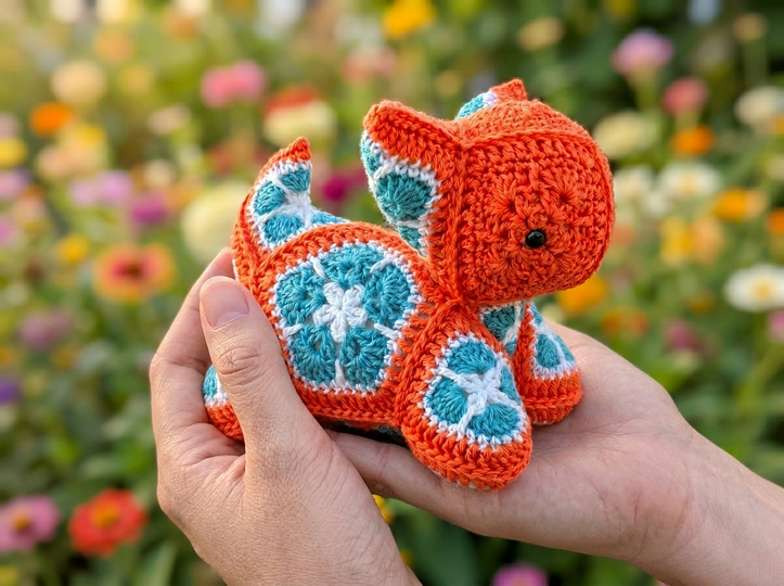 Häkelanleitung als PDF für Flora – das Kätzchen im African-Flowers-Design