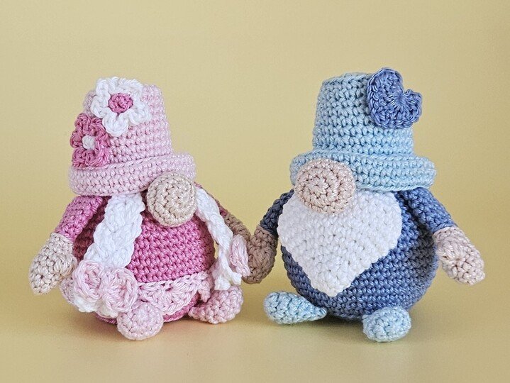Wichtel Duo Keksi & Krümel mit Blumentopfhut – Häkelanleitung