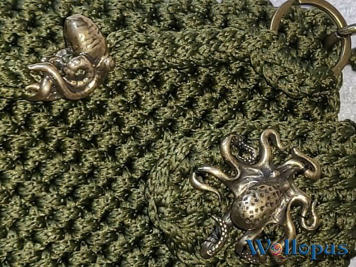 Handytasche in Grün mit Oktopus, gehäkelt