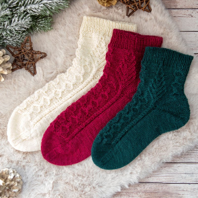 Strickanleitung Socken mit Zopfmuster – Three Twenty Six