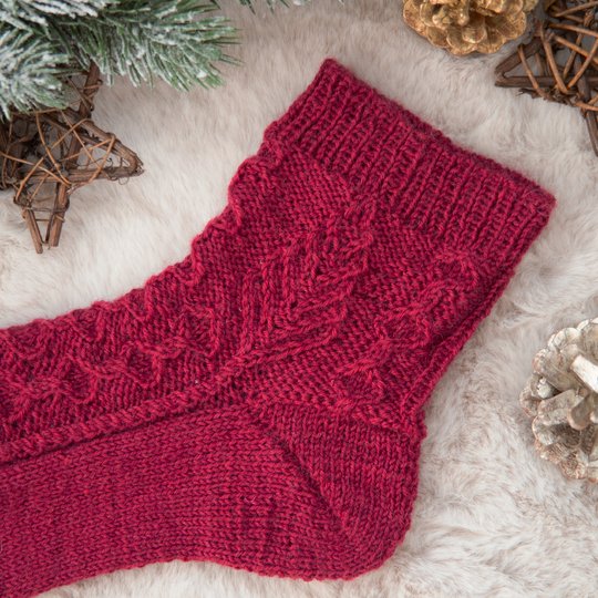 Strickanleitung Socken mit Zopfmuster – Three Twenty Six