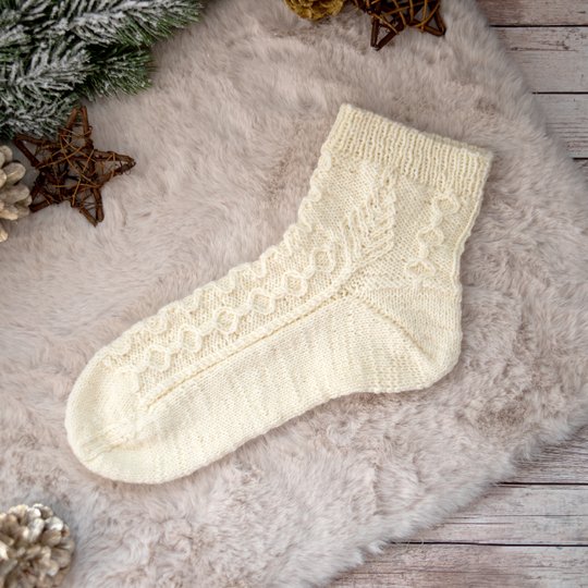 Strickanleitung Socken mit Zopfmuster – Three Twenty Six