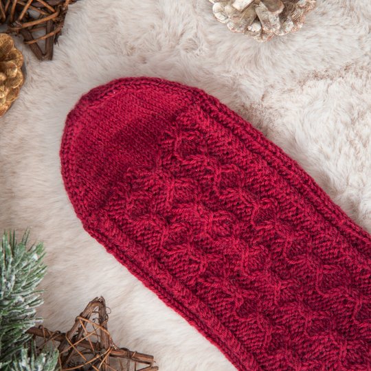 Strickanleitung Socken mit Zopfmuster – Three Twenty Six