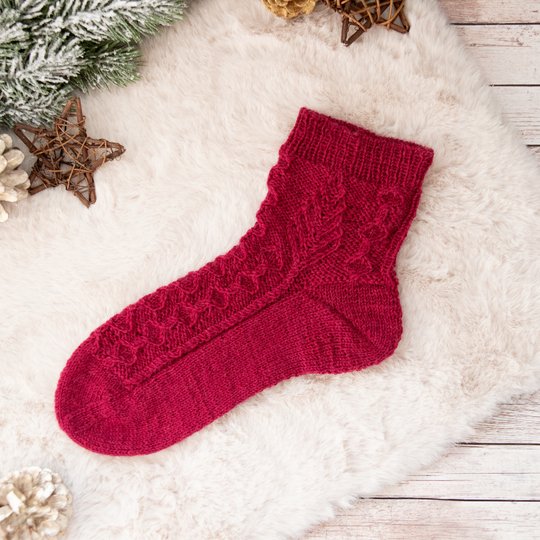 Strickanleitung Socken mit Zopfmuster – Three Twenty Six