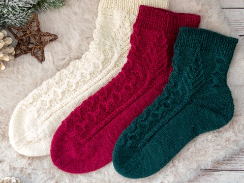 Strickanleitung Socken mit Zopfmuster – Three Twenty Six
