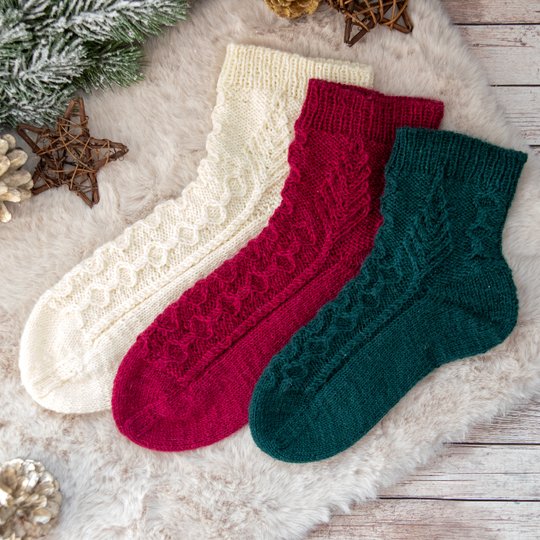 Strickanleitung Socken mit Zopfmuster – Three Twenty Six