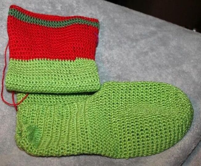 Crochet Christmas Stockings – Four to Hang Up and Fill (EN & DE)