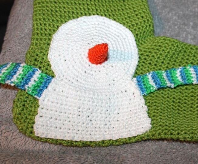 Weihnachtssocken häkeln – vier Socken zum Aufhängen und Befüllen (DE & EN)