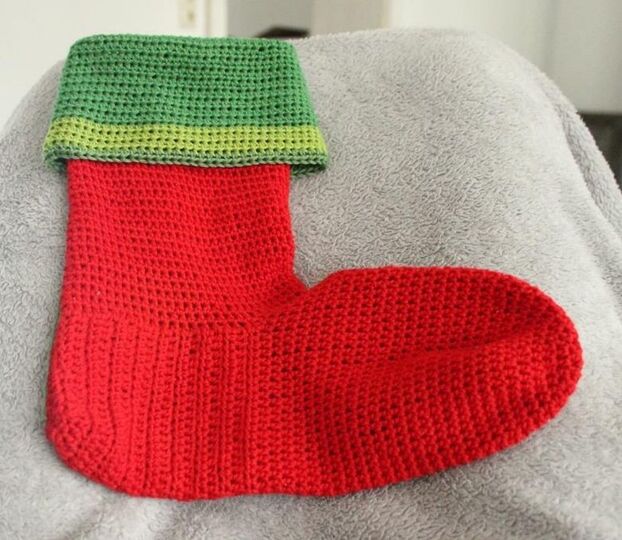 Weihnachtssocken häkeln – vier Socken zum Aufhängen und Befüllen (DE & EN)