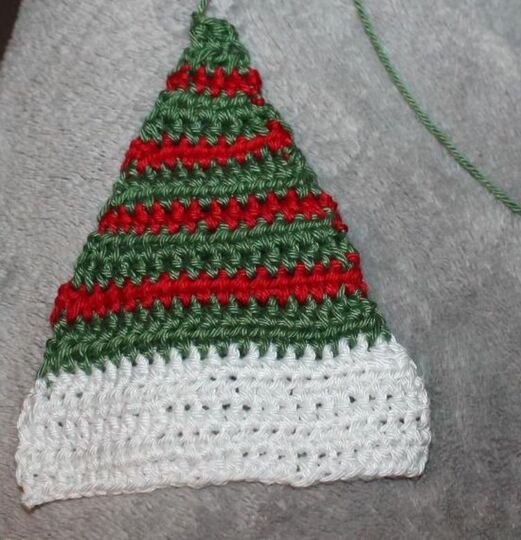 Weihnachtssocken häkeln – vier Socken zum Aufhängen und Befüllen (DE & EN)