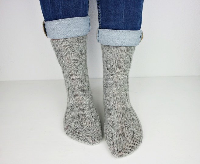 Strickanleitung Socken Set – 3 Paar Mustersocken mit Zopf- und Lochmuster