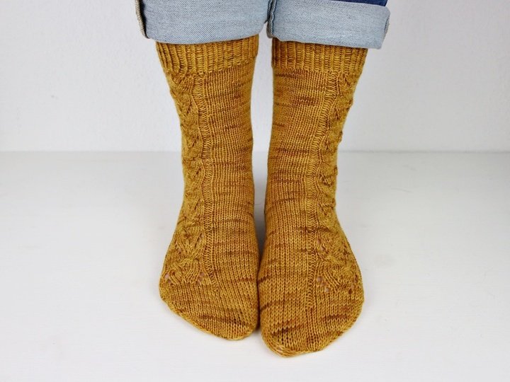 Strickanleitung Socken Set – 3 Paar Mustersocken mit Zopf- und Lochmuster