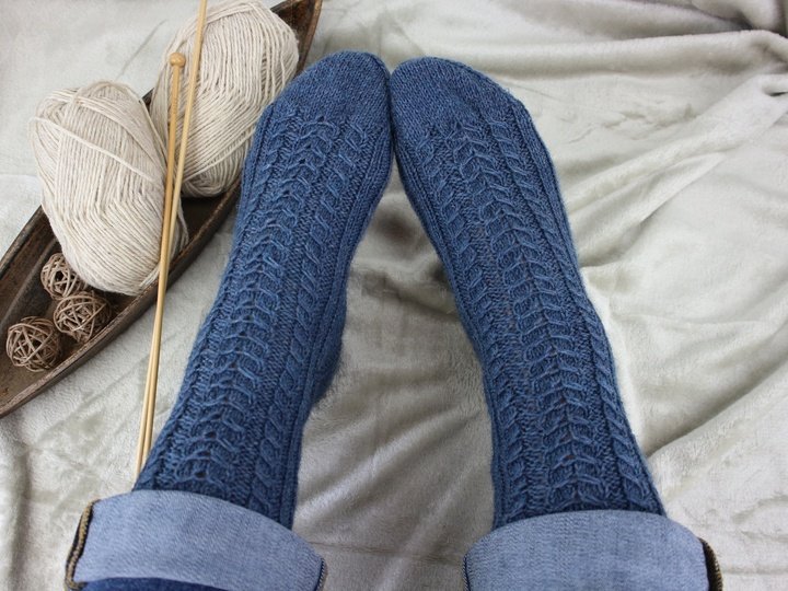 Strickanleitung Socken Set – 3 Paar Mustersocken mit Zopf- und Lochmuster