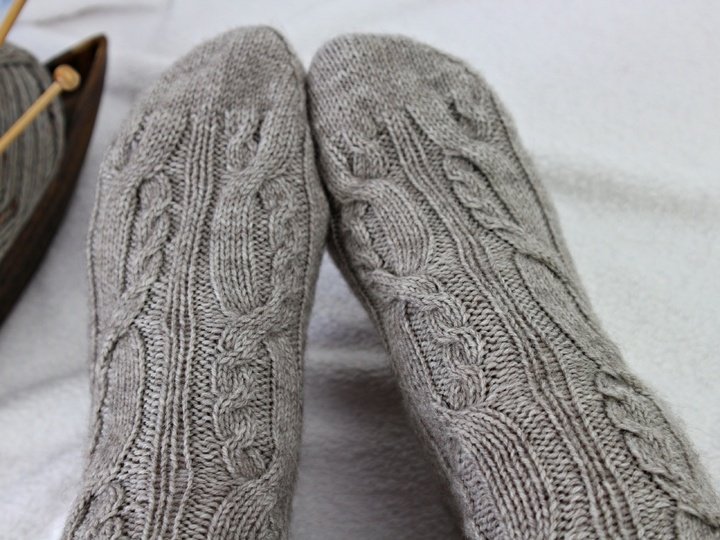 Strickanleitung Socken Set – 3 Paar Mustersocken mit Zopf- und Lochmuster